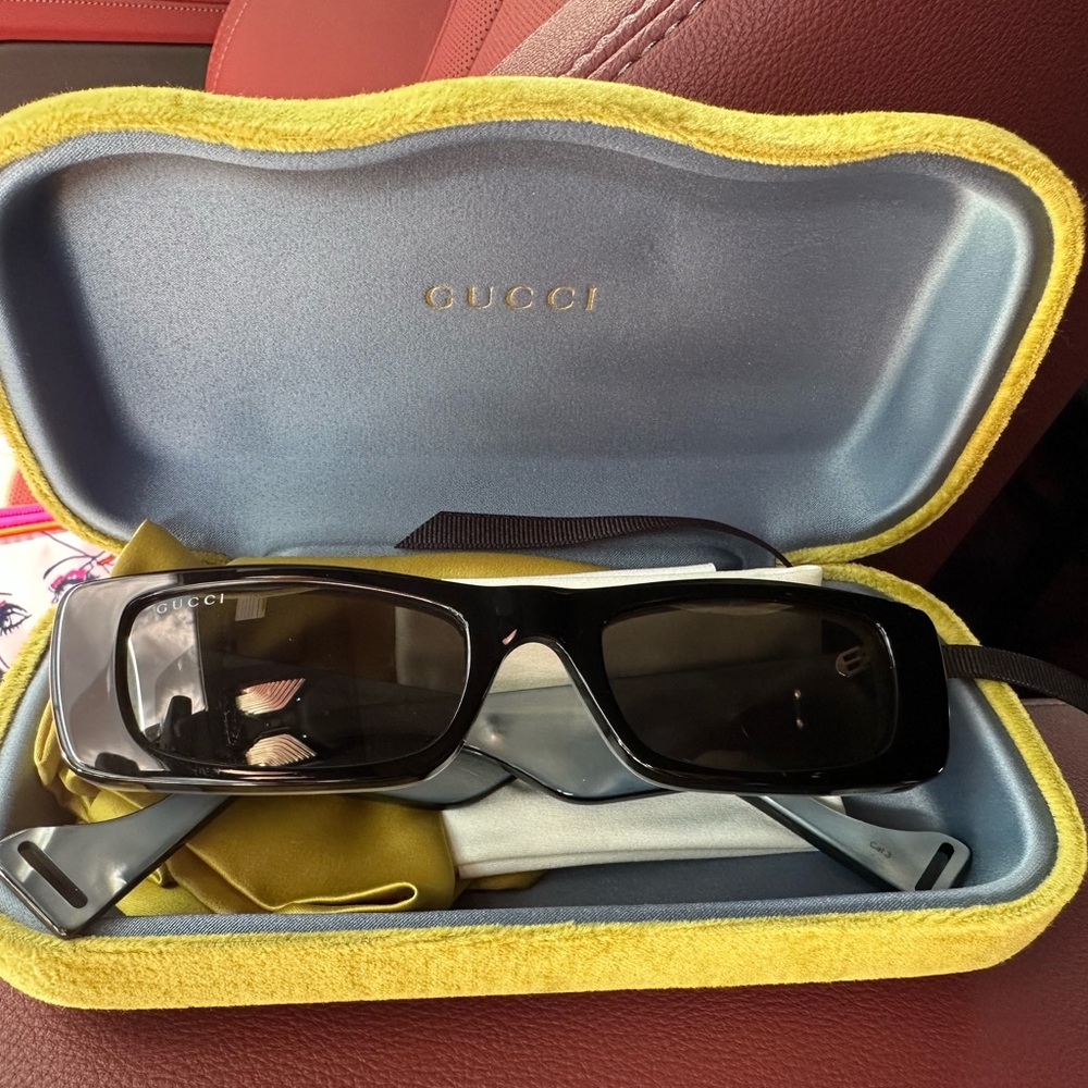 Gucci Black Sunglasses Sporty Wraparound Design